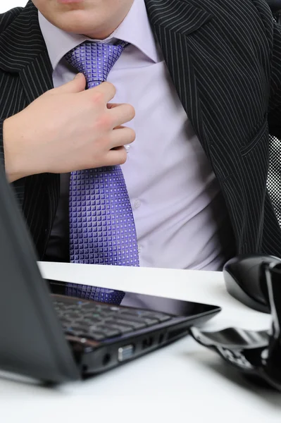 Affärsman justera sin slips — Stockfoto