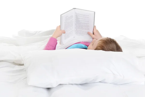 Jongen Leest Een Boek Terwijl Liggend Bed Geïsoleerd Witte Achtergrond — Stockfoto