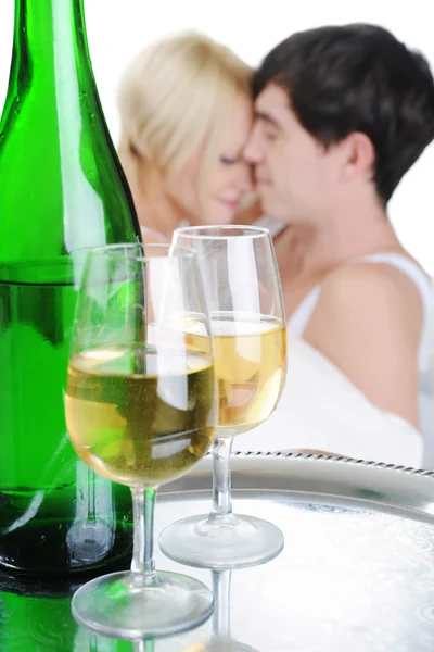 Giovane coppia bere champagne a letto — Foto Stock