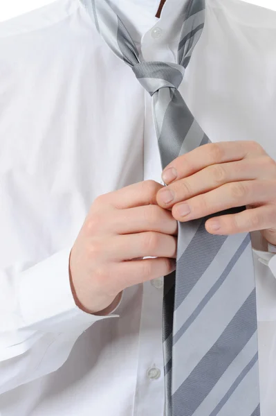 実業家は彼のネクタイを結ぶします 白い背景で隔離 — ストック写真