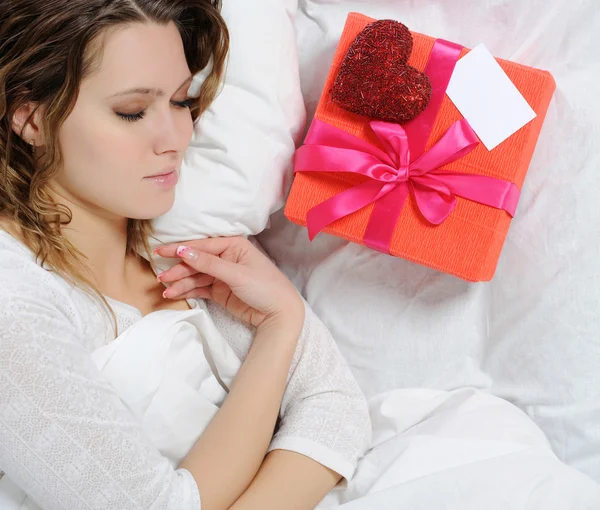Junge Frau Mit Einer Geschenkbox Bett — Stockfoto