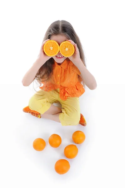 Grappig Meisje Zittend Vloer Met Sinaasappels Geïsoleerd Witte Achtergrond — Stockfoto