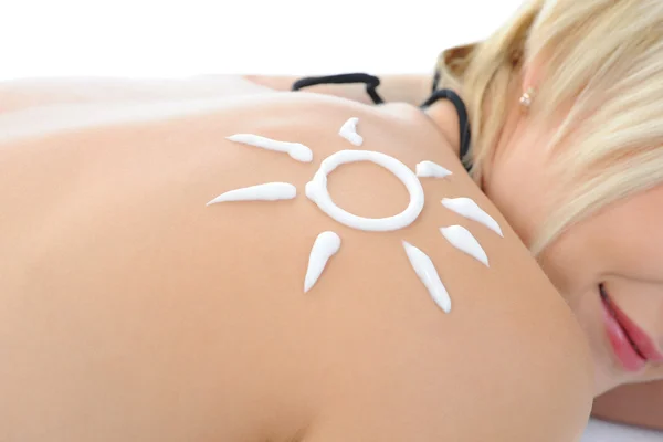 Mujer con crema solar en forma de sol — Foto de Stock