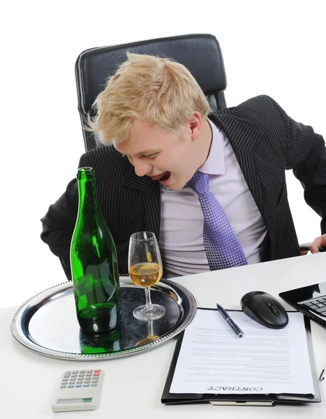 在办公室工作上喝香槟喝醉了的商人 在白色背景上孤立 — 图库照片