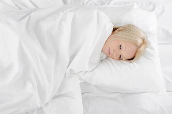 Νεαρή Όμορφη Γυναίκα Κοιμάται Στο Κρεβάτι — Φωτογραφία Αρχείου