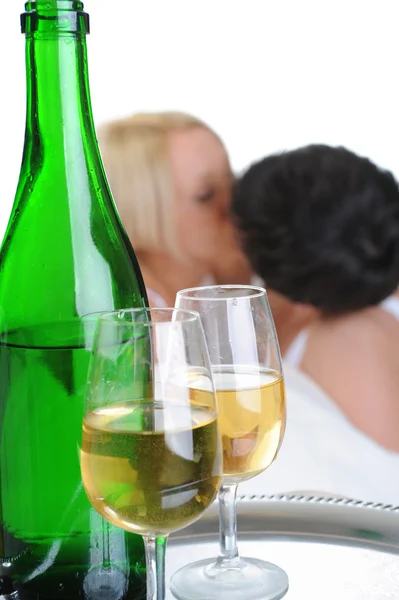 Mladý Pár Pití Šampaňského Posteli Izolované Bílém Pozadí — Stock fotografie