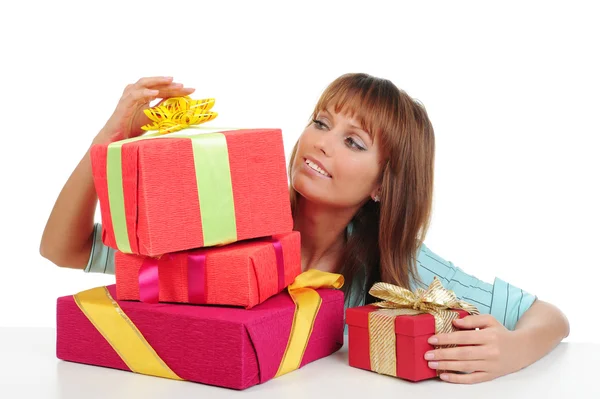 微笑带礼品盒的女人 在白色背景上孤立 — 图库照片