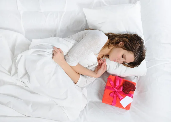 Jonge Vrouw Met Een Doos Van Gift Het Bed — Stockfoto