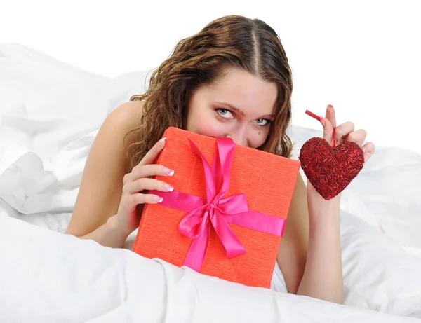Νεαρή Γυναίκα Ένα Κουτί Δώρου Στο Κρεβάτι Απομονώνονται Λευκό Φόντο — Φωτογραφία Αρχείου