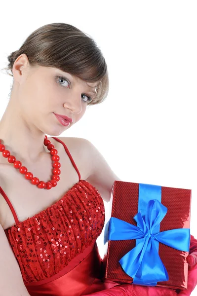 Mädchen in rot mit einem Geschenkkarton. — Stockfoto