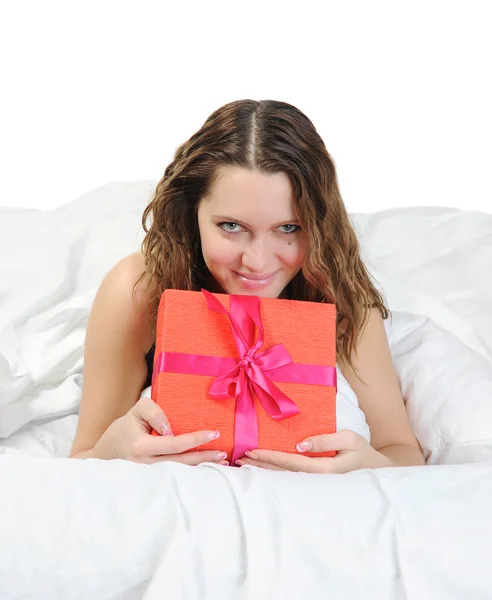 Młoda kobieta z pudełkiem prezentów — Zdjęcie stockowe