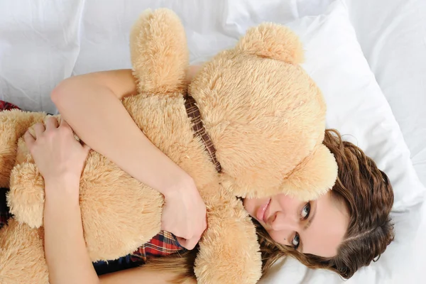 Mladá Žena Posteli Objetí Teddybear Izolované Bílém Pozadí — Stock fotografie