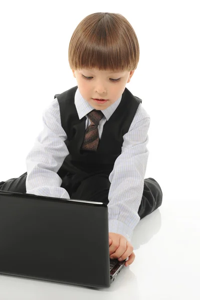 ノート パソコンで小さな男の子 白い背景で隔離 — ストック写真
