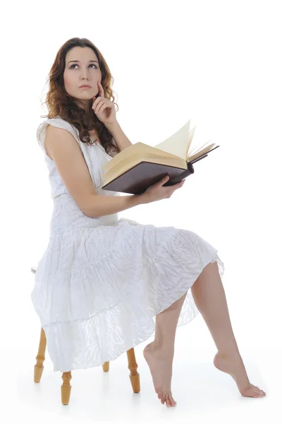 Kitap okuyan genç kız. — Stok fotoğraf