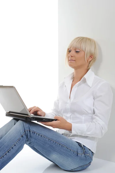 Blondýnka s počítačem — Stock fotografie