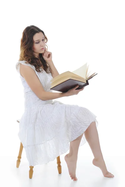 Ung flicka läser bok — Stockfoto