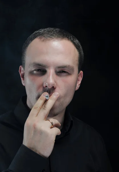 Άνθρωπος Καπνίζει Ένα Τσιγάρο Σκούρο Φόντο — Φωτογραφία Αρχείου