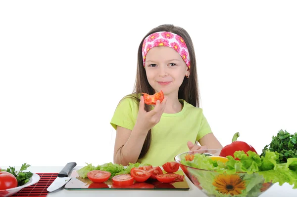 Klein Meisje Gesneden Verse Tomaten Geïsoleerd Witte Achtergrond — Stockfoto