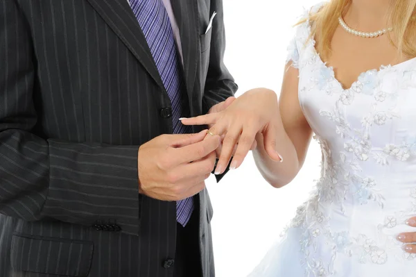 Vőlegény visel a gyűrűs menyasszony — Stock Fotó