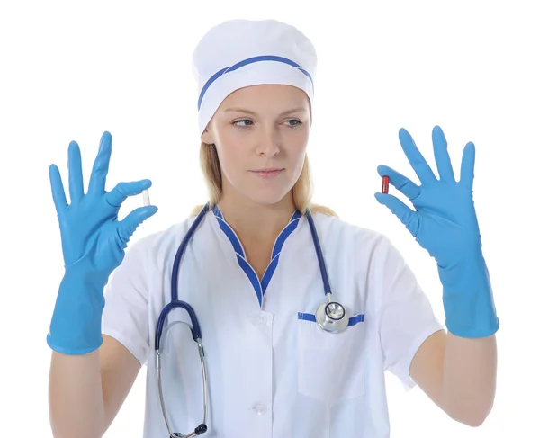 Médico Caucasiano Segurando Pílula Mão Isolado Sobre Fundo Branco — Fotografia de Stock