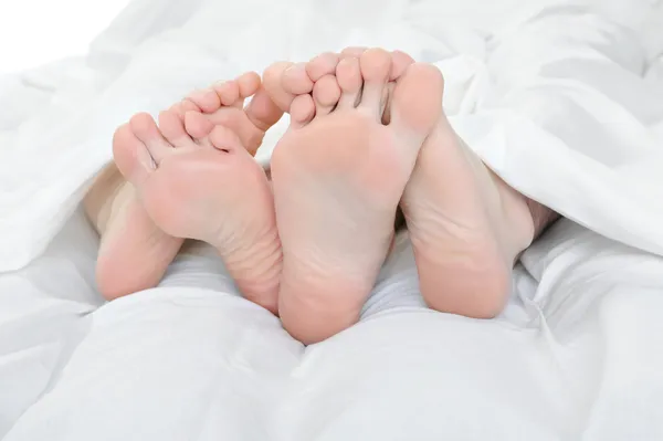 Μεγέθυνση Των Ποδιών Μιας Οικογένειας Στο Κρεβάτι Απομονώνονται Λευκό Φόντο — Φωτογραφία Αρχείου