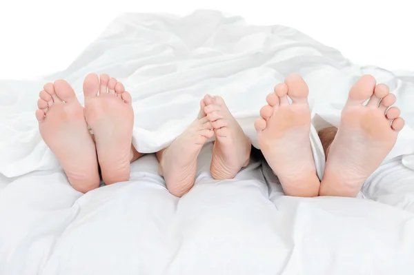 Närbild Fötterna Familj Sängen Isolerad Vit Bakgrund — Stockfoto