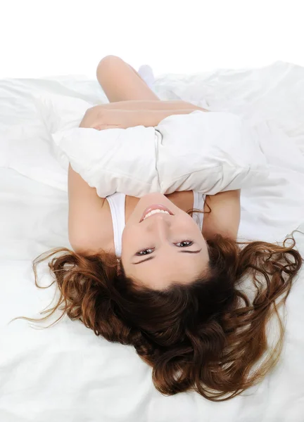 Giovane Bella Donna Che Dorme Sul Letto Isolato Sfondo Bianco — Foto Stock