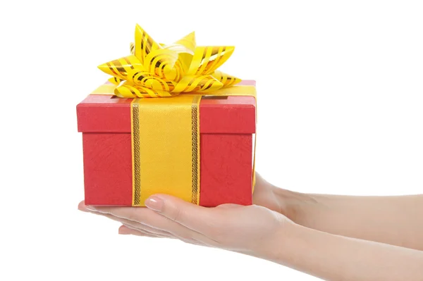 Caja con un regalo en manos de mujeres —  Fotos de Stock