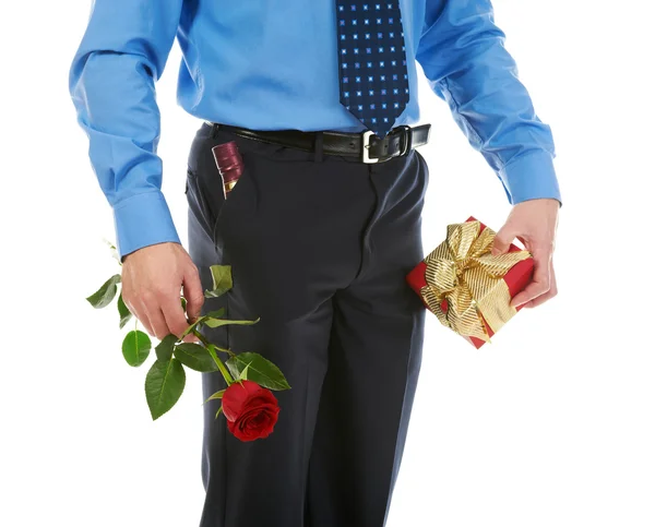 Hombre con una caja de regalo y una rosa —  Fotos de Stock