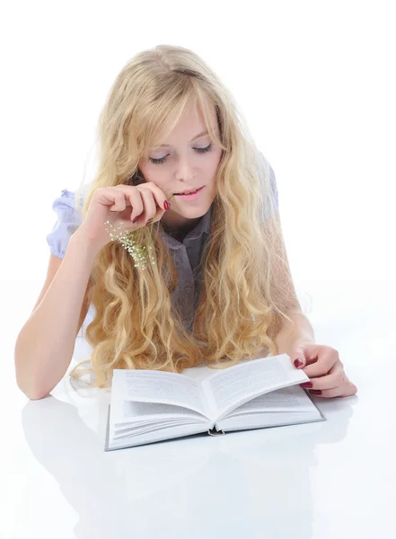 Junges Mädchen liest Buch — Stockfoto