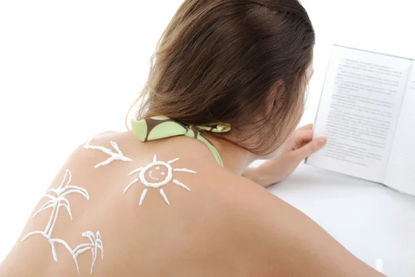 Kvinna med solen-formade solkräm — Stockfoto