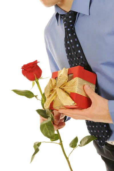 Чоловік з подарунковою коробкою і трояндою — стокове фото