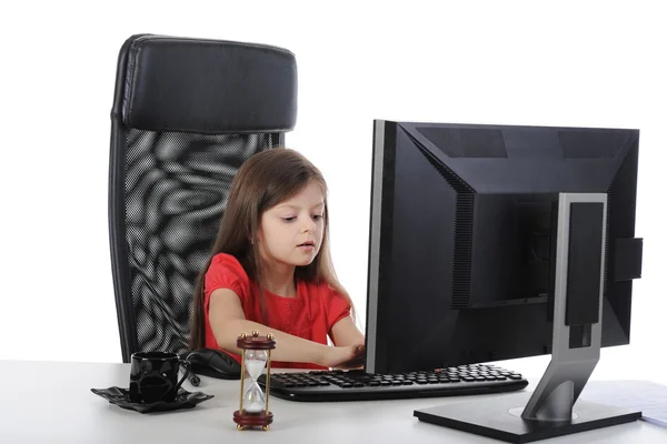 Petite fille dans l'ordinateur de bureau . — Photo