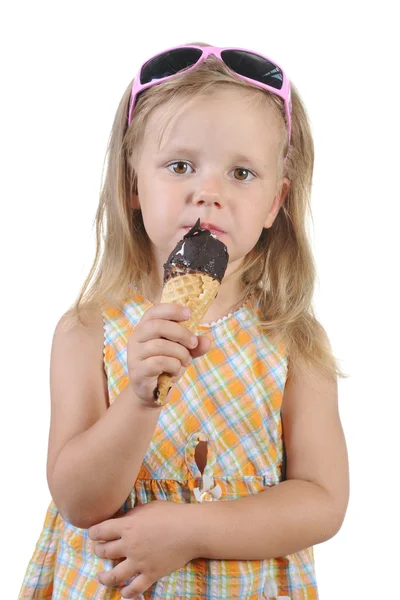 Flicka äter glass. — Stockfoto