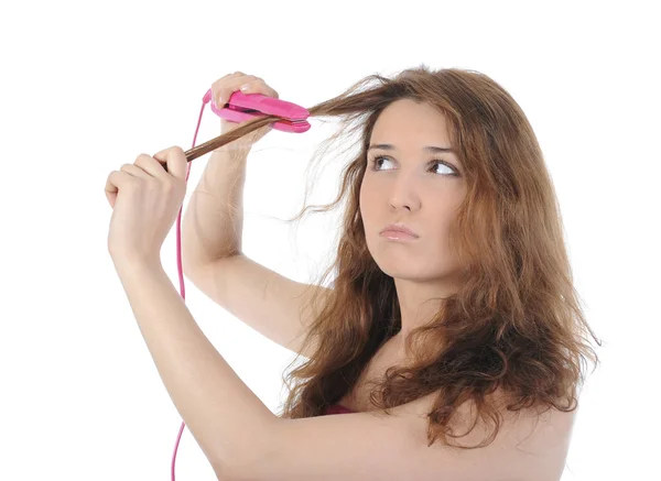 Linda morena fazendo seu cabelo . — Fotografia de Stock