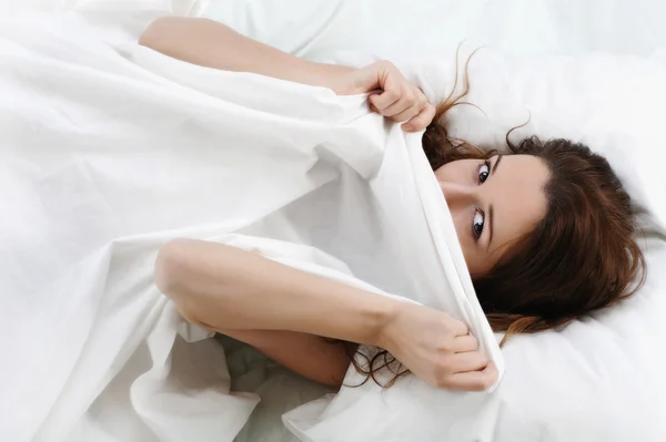 Žena spící na posteli — Stock fotografie