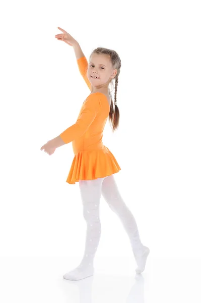 Vacker ballerina dansade i en orange klänning. — Stockfoto