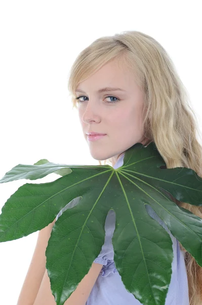 Frau mit grünem Blatt — Stockfoto