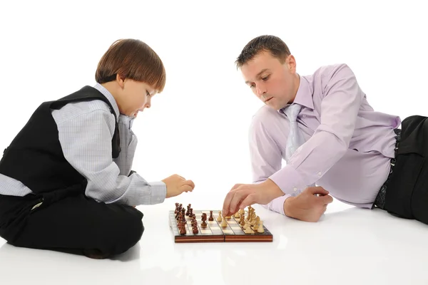 Baba ve oğul satranç oynarken — Stok fotoğraf
