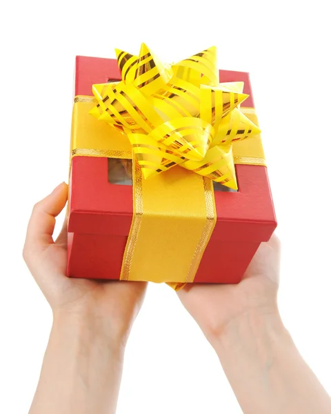Коробка с подарком в руках женщин — стоковое фото
