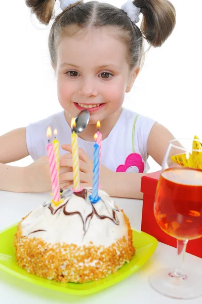 Красивая маленькая девочка празднует день рождения — стоковое фото