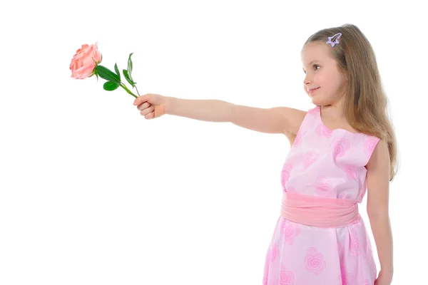 Bambina con una rosa . — Foto Stock