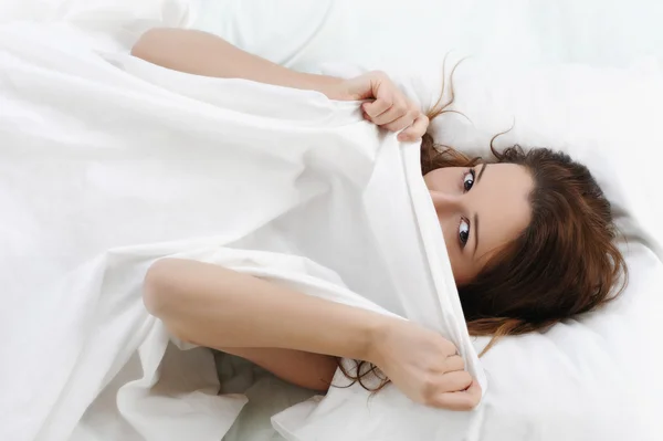 Kvinna sover på sängen — Stockfoto