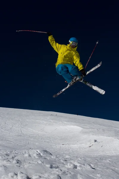 Kayakçı atlama — Stok fotoğraf