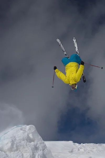 Akrobatický lyžař — Stock fotografie