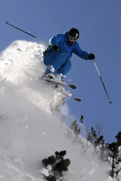 Экстремальный лыжник . — стоковое фото