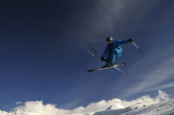 Екстремальний лижник, стрибки . — стокове фото