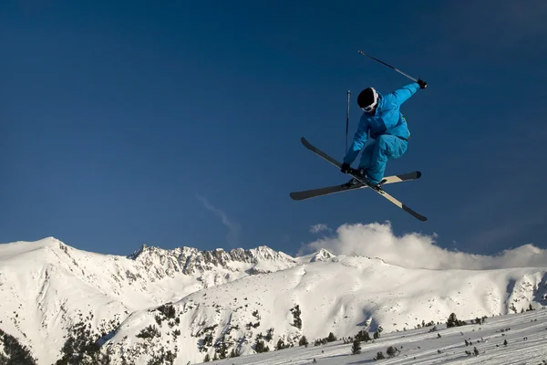 Salto de esquiador extremo . — Fotografia de Stock