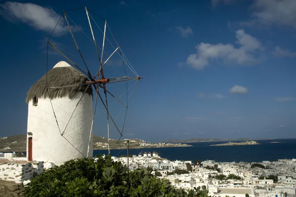 Mulino a vento e porto Mykonos — Foto Stock