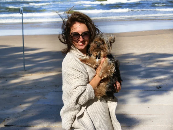 ビーチでの彼女の犬を持つ女性 — ストック写真